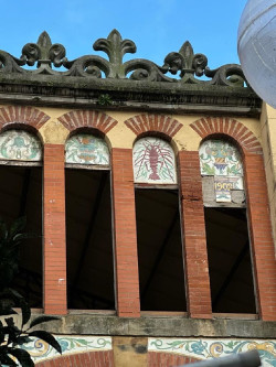 Amigos del Patrimonio de Laredo denuncia la "destrucci&oacute;n" de los azulejos del mercado