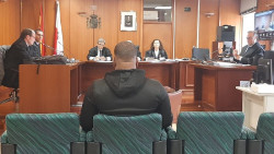 El agredido tras una discusi&oacute;n por 50 euros dice que el acusado estaba "celoso" y que le amenaz&oacute; de muerte