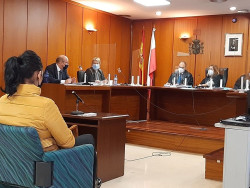 La empleada de un club de alterne acusada de estafar casi un mill&oacute;n de euros a un cliente dice que &eacute;l se enamor&oacute;