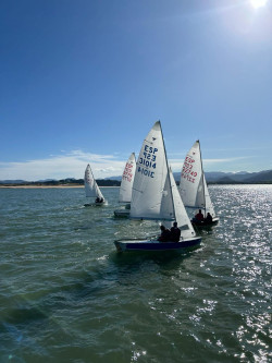 Las tripulaciones del Chiqui IV y &nbsp;del &nbsp;Momas se impusieron en una dura jornada del Snipe santanderino.    Por J.F.M.J.O.