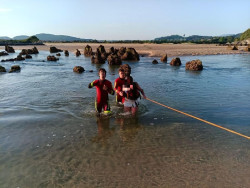  Rescatada una mujer en la playa Los Barcos