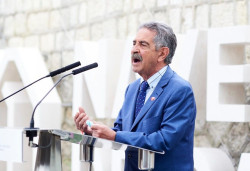  Revilla apuesta por "no parar la econom&iacute;a" 