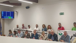 Trabajadores del SERCA se concentran en el Pleno de Torrelavega para exigir su adhesi&oacute;n al convenio municipal