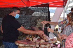 Una treintena de artesanos participan en el II Mercado Agroalimentario y Artesano en Parbay&oacute;n